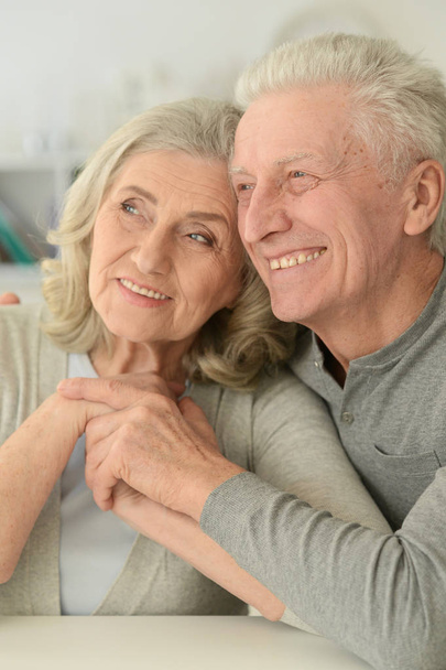 Nahaufnahme Porträt eines glücklichen Seniorenpaares zu Hause - Foto, Bild