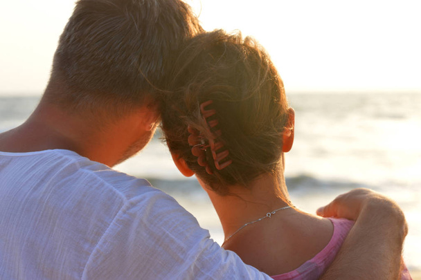 пара обнимается на берегу моря
 - Фото, изображение