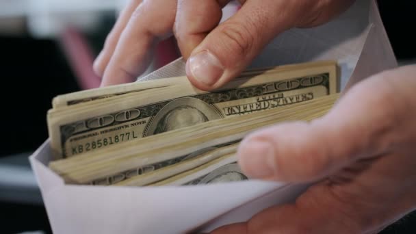 Close up van contant geld in de envelop in handen. De bonus van het geld in de envelop van papier gebruikt - Video