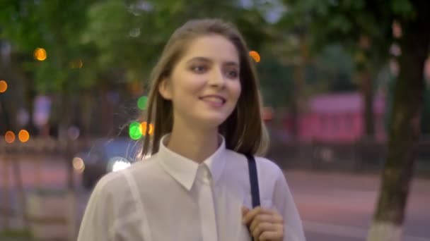 Ευτυχής όμορφη κοπέλα διέρχεται οδό βράδυ το καλοκαίρι, σύλληψη σκέψης, περπάτημα σύλληψη - Πλάνα, βίντεο