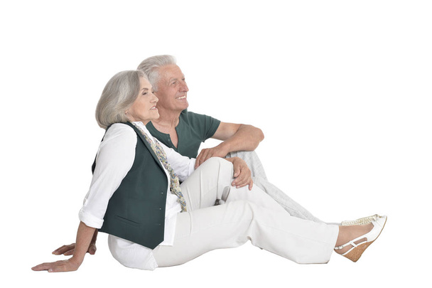 retrato de pareja mayor abrazo aislado sobre fondo blanco, longitud completa
 - Foto, Imagen