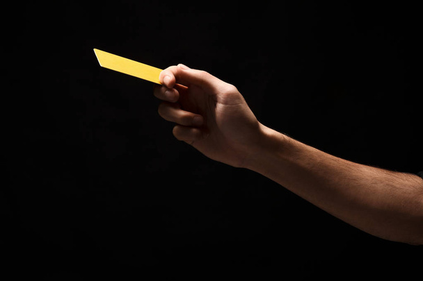 Fecho da mão masculina segurando cartão de plástico em branco
 - Foto, Imagem