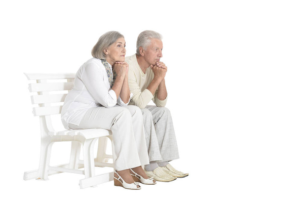 retrato de casal sênior sentado no banco isolado no fundo branco, comprimento total
 - Foto, Imagem
