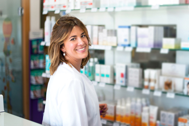 Cliente mujer en la farmacia
 - Foto, imagen