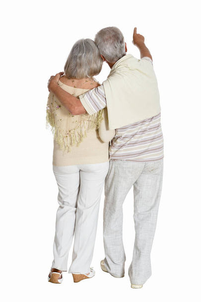 retrato de pareja mayor, hombre mostrando algo aislado sobre fondo blanco, longitud completa
 - Foto, Imagen