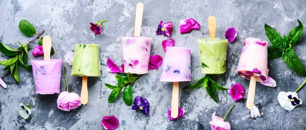 Summer vanilla ice cream with fresh flowers and mint - Foto, afbeelding