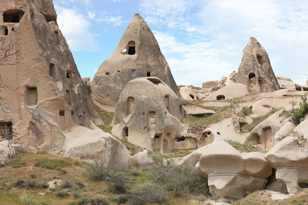 Grottes résidentielles dans les montagnes de Cappadoce contre le ciel bleu
 - Photo, image