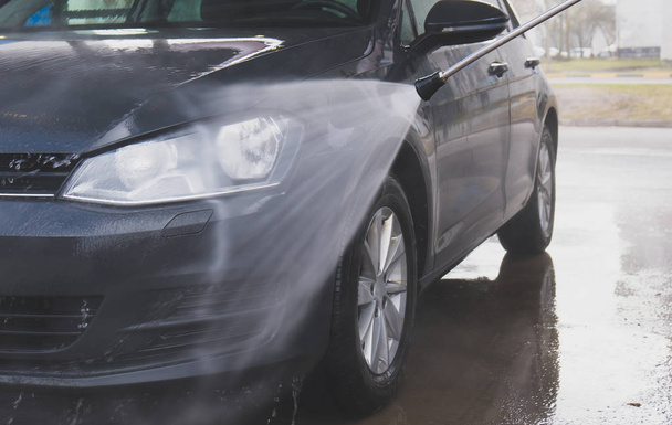 Lavado de coches con chorro de agua de alta presión
. - Foto, Imagen