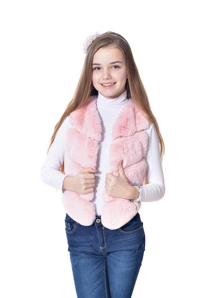 Щаслива маленька дівчинка в рожевому хутряному жилеті позує ізольовано на білому тлі
 - Фото, зображення