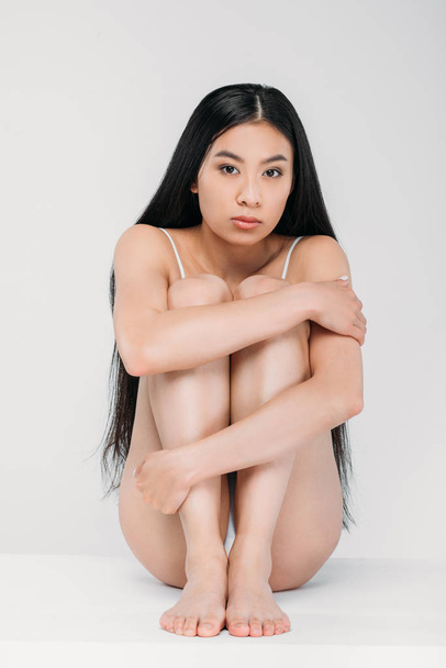 atraente concurso asiático menina olhando para câmera, isolado no cinza
  - Foto, Imagem