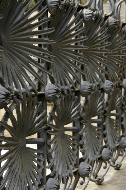 Barcellona (Spagna). Dettaglio architettonico del disegno della griglia (ispirato alla foglia di palma) nel Parco Guell della città di Barcellona
 - Foto, immagini
