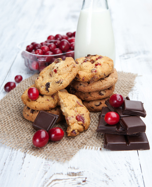 Zoete koekjes, chocolade en melk - Foto, afbeelding