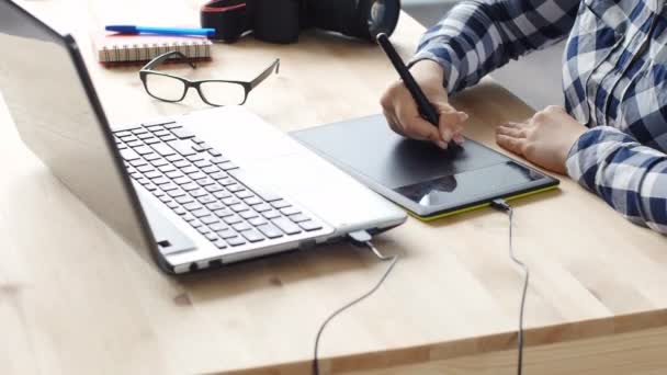 Žena grafický designér pracující s digitální kreslení tabletu a pera v počítači - Záběry, video