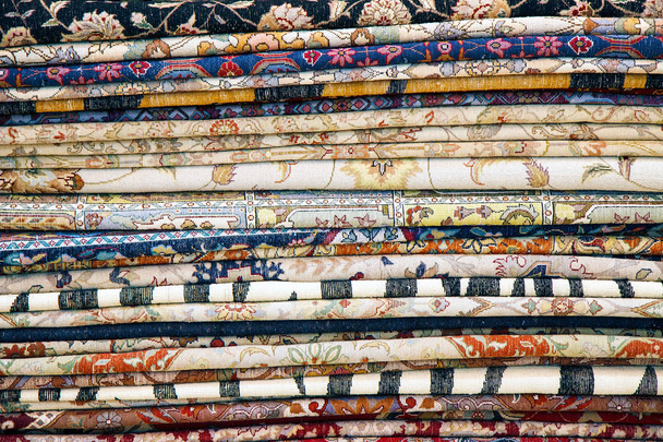 Primo piano di mucchio di tappeti nazionali egiziani colorati
  - Foto, immagini