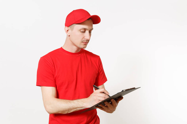 Doručovatel v červených uniformách izolovaných na bílém pozadí. Muž v čepici, triko pracuje jako kurýr nebo prodejce, držení pera, schránky s papíry, vyplňování dokumentů, s prázdný prázdný list. Kopírovat prostor - Fotografie, Obrázek