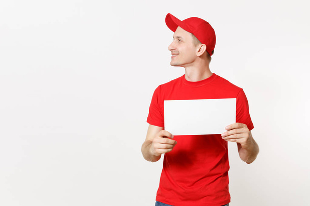 Dostawy człowiek w mundurze czerwony na białym tle. Mężczyzna zabawa kuriera w WPR, t-shirt, dżinsy, trzymając biały papier puste pusty. Kopiować miejsca ogłoszenie. Miejsce dla text lub image. Powierzchnia reklamowa - Zdjęcie, obraz