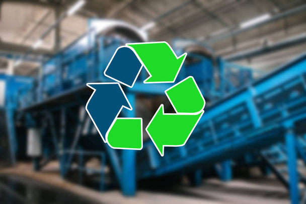 Zeichen Recycling-Abfall. Die Müllsortier- und Aufbereitungsanlage verschwimmt im Hintergrund - Foto, Bild