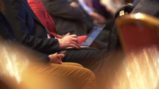 Чоловік працює з ноутбуком на конференції
 - Кадри, відео