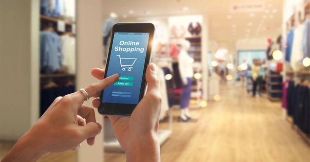 Smartphone-Online-Shopping in Frauenhand. Netzwerkverbindung auf dem mobilen Bildschirm. Zahlungen online. Einkaufszentrum Kaufhaus Hintergrund - Foto, Bild