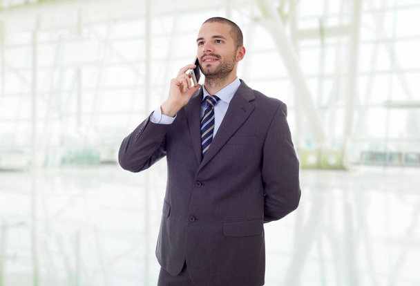 счастливый бизнесмен по телефону, в офисе - Фото, изображение