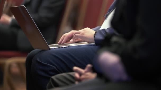 Personas en sus asientos escuchando y escribiendo en la conferencia de negocios
 - Metraje, vídeo