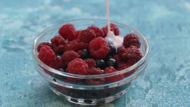 新鮮な raspberryries のヨーグルトを注ぐ - 映像、動画