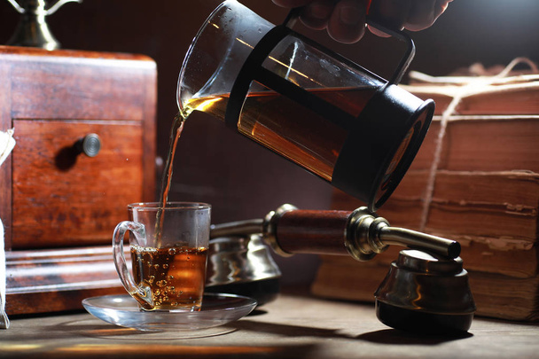 Sör tea, egy fából készült asztal - Fotó, kép
