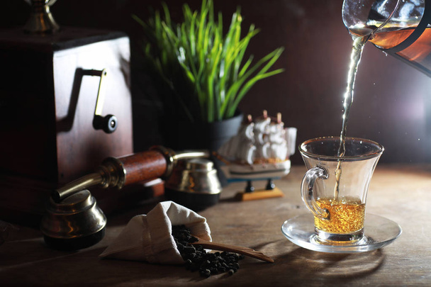 Заваривание чая на деревянном столе утром
 - Фото, изображение