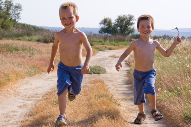 τρέχουν τα παιδιά - Φωτογραφία, εικόνα