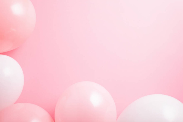 Вид сверху с розовыми и белыми воздушными шарами на розовом фоне. Концепция празднования и поздравления
 - Фото, изображение