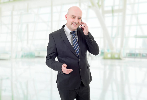 homem de negócios feliz no telefone, no escritório - Foto, Imagem