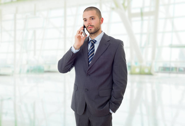 беспокойный бизнесмен по телефону, в офисе - Фото, изображение