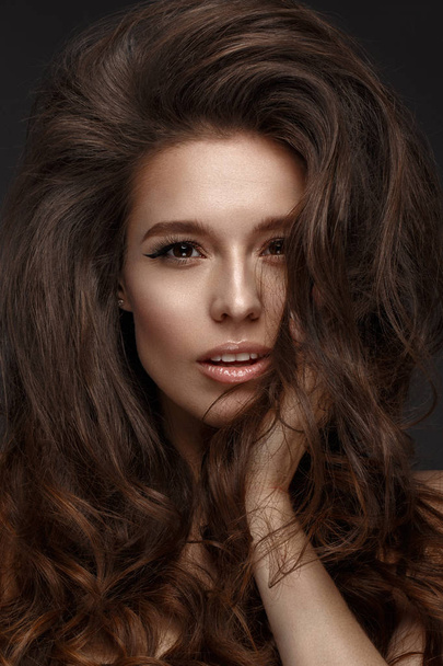 Beautiful brunette model : volume curls, classic makeup and sexy lips. The beauty face. - Fotoğraf, Görsel