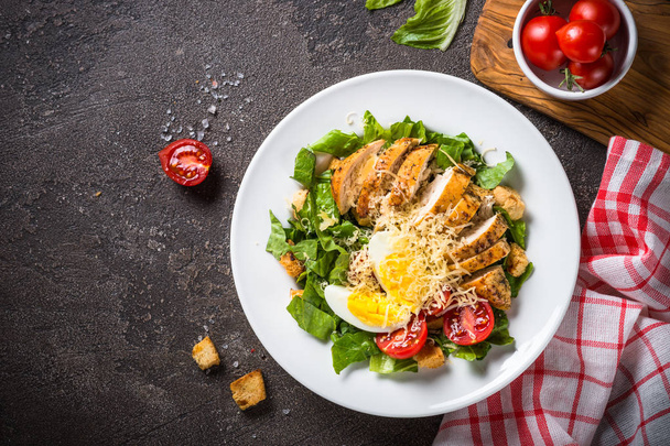 Caesar-Salat mit Hühnerbrust und Tomaten. - Foto, Bild