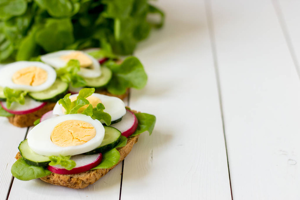 Сэндвичи с яйцом, редиской и зеленым салатом
. - Фото, изображение