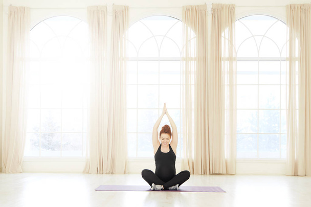 Schwangerschaft Yoga Fitness-Konzept  - Foto, Bild
