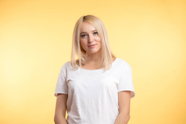 cheerful young woman with straight fair hair - Foto, afbeelding