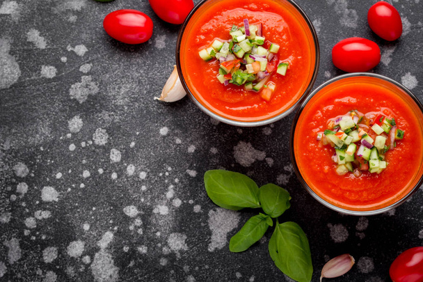 Italian red tomato cold gazpacho soup in glass, with cucumber, onion, Basil - Foto, imagen