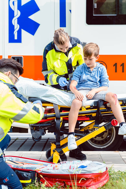 Medici di emergenza che si prendono cura del ragazzo vittima di incidente
 - Foto, immagini