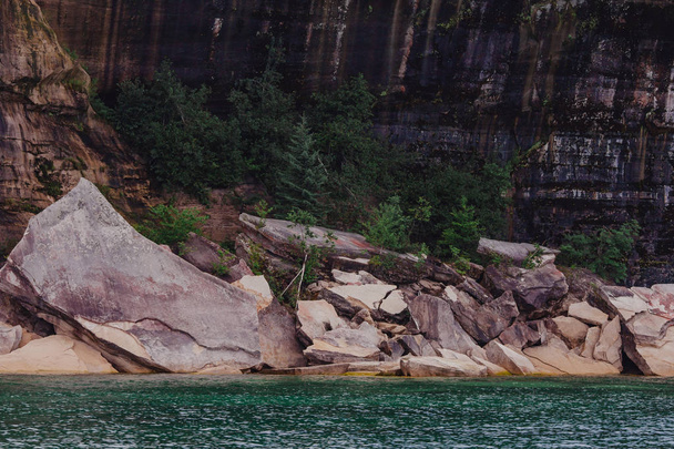 Pictured rocks national park on the Lake Superior, USA. Colorato sfondo rocce strutturate
 - Foto, immagini