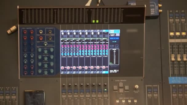 Geschakelde professionele geluid console voor geluidbeheersing in werk - Video
