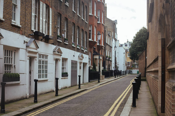 Tradiční cihlové domy na Dukes Lane poblíž Church Street Kensington v londýnském obvodu Kensington a Chelsea v Londýně, Velká Británie - Fotografie, Obrázek