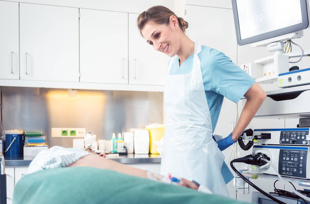 Sairaanhoitaja valmistautuu ja potilas endoskopia
 - Valokuva, kuva