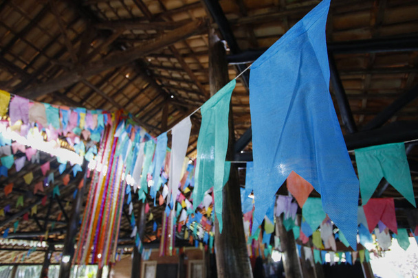 Detalles de la decoración y banderas de colores suspendidas en la decoración de la fiesta de junio
 - Foto, imagen