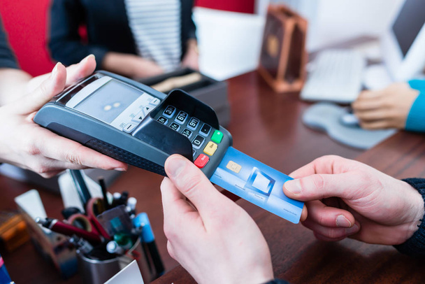 Πληρωμή με πιστωτική κάρτα στο κατάστημα πελατών - Φωτογραφία, εικόνα