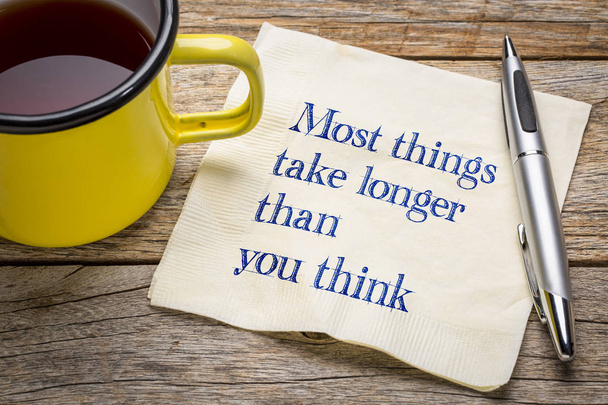 Většina věcí trvat déle, než si myslíte - handwriitng na ubrousek s šálkem čaje - Fotografie, Obrázek
