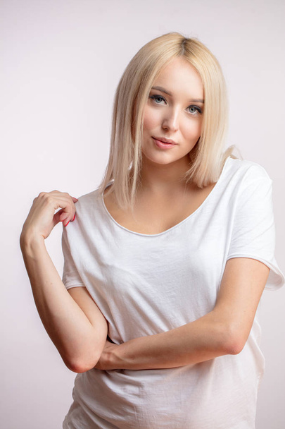awasome blond model posing to the camera - Fotografie, Obrázek
