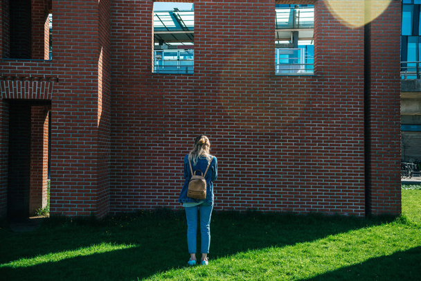 πίσω προβολή της γυναίκας με σακίδιο και αρχιτεκτονική της πόλης Κοπεγχάγη, Δανία - Φωτογραφία, εικόνα