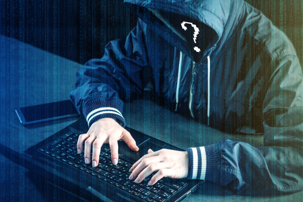 Ανώνυμος χάκερ προγραμματιστής χρησιμοποιεί ένα laptop να hack το σύστημα. Κλοπή προσωπικών δεδομένων. Δημιουργία και λοίμωξη από κακόβουλο ιό. Η έννοια του εγκλήματος στον κυβερνοχώρο και hacking ηλεκτρονικές συσκευές - Φωτογραφία, εικόνα