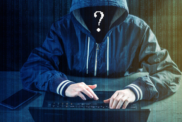 Programador hacker anónimo utiliza un ordenador portátil para hackear el sistema. Robar datos personales. Creación e infección de virus maliciosos. El concepto de delito cibernético y hackeo de dispositivos electrónicos
 - Foto, imagen